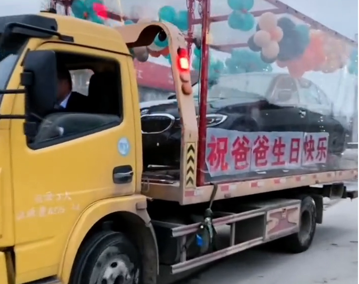 东契奇赠1岁爱女豪车