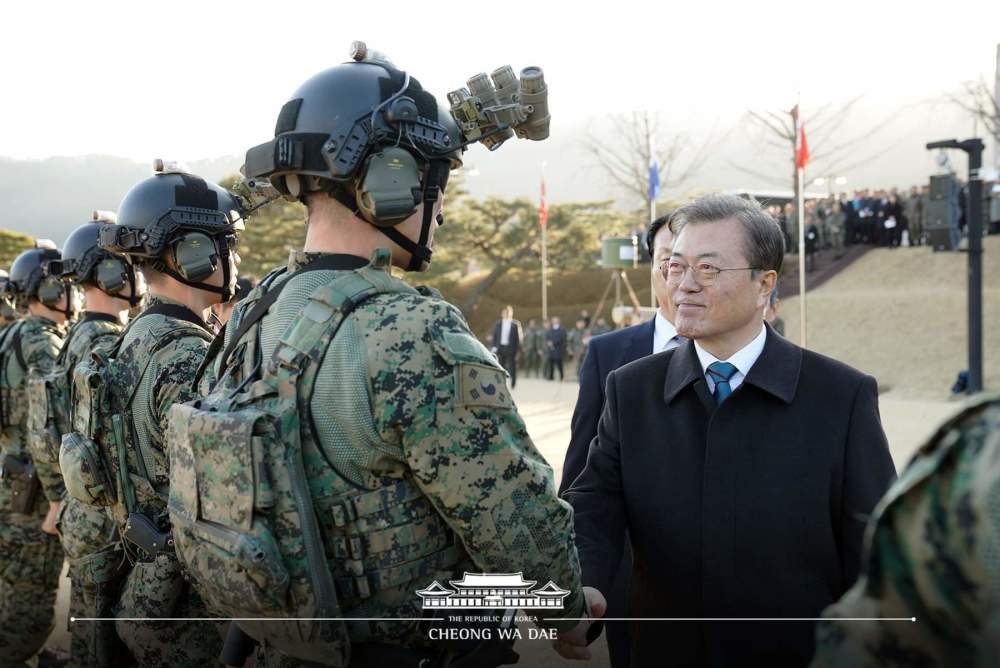 韩军士兵携带枪支空降国会