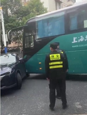 警方通报，私家车追尾客车事故详情