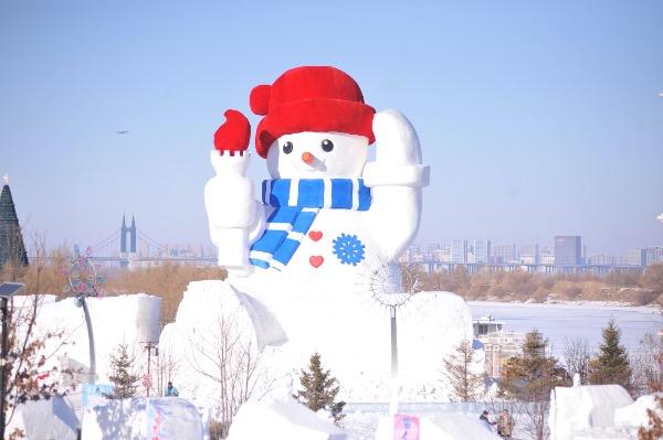 哈尔滨的第一个大雪人亮相