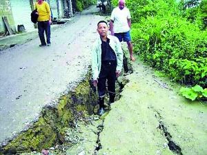 村民家中地陷现大坑，20多处遭殃