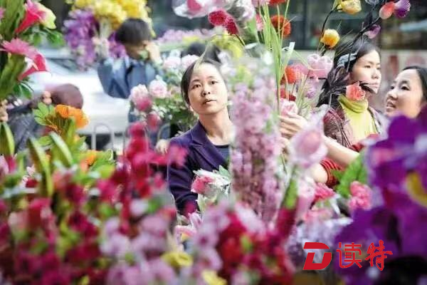 年轻女孩求职当心误入花场